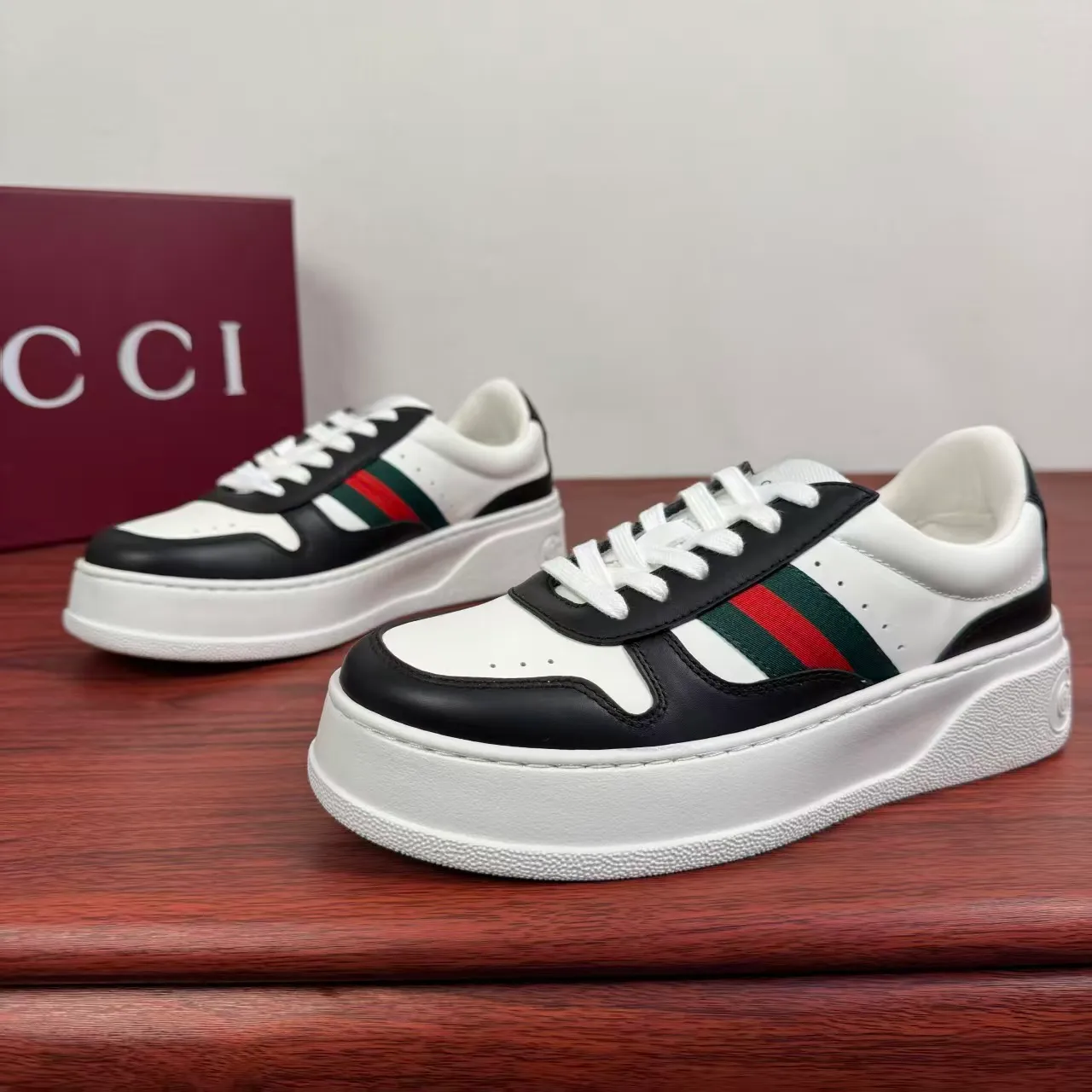P420 new men's shoes GUCCI [Lightning] latest shoes are shipped. Original quality, fashionable, special materials, inner mesh, brand new packaging. The foot feels super comfortable and the workmanship is impeccable. Size: 38-45
